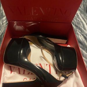 VALENTINO GARAVANI TAN-GO PLATFORM PUMP IN PATENT LEATHER 155 MM